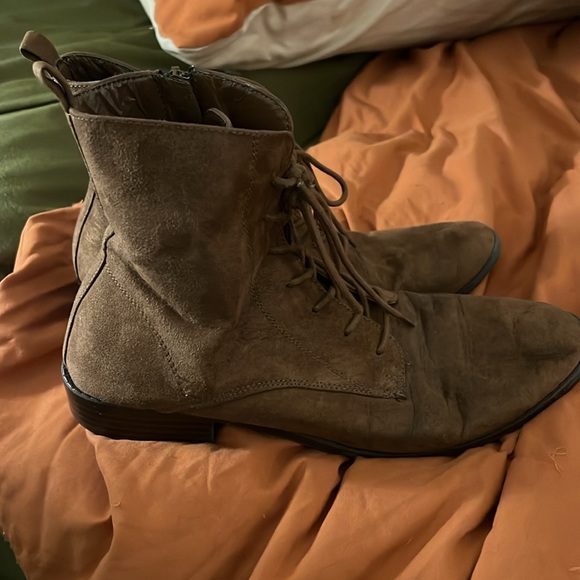 Boots - Picture 4 of 6